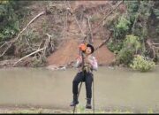 POLRI GERAK CEPAT RESPON PIDATO PRESIDEN PRABOWO, SATBRIMOBDA SULSEL BANGUN JEMBATAN GANTUNG DI SOPPENG