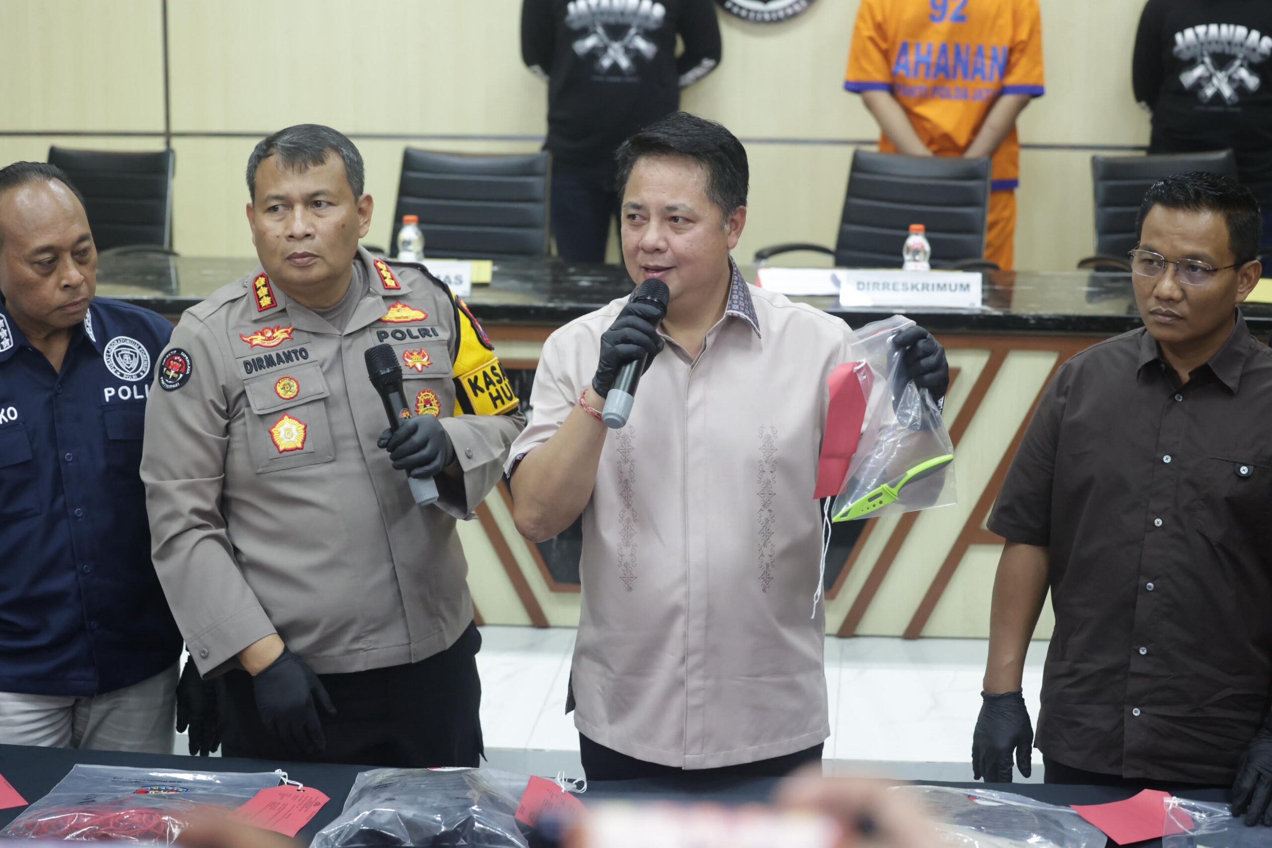 Barang bukti kasus koper merah yang diamankan