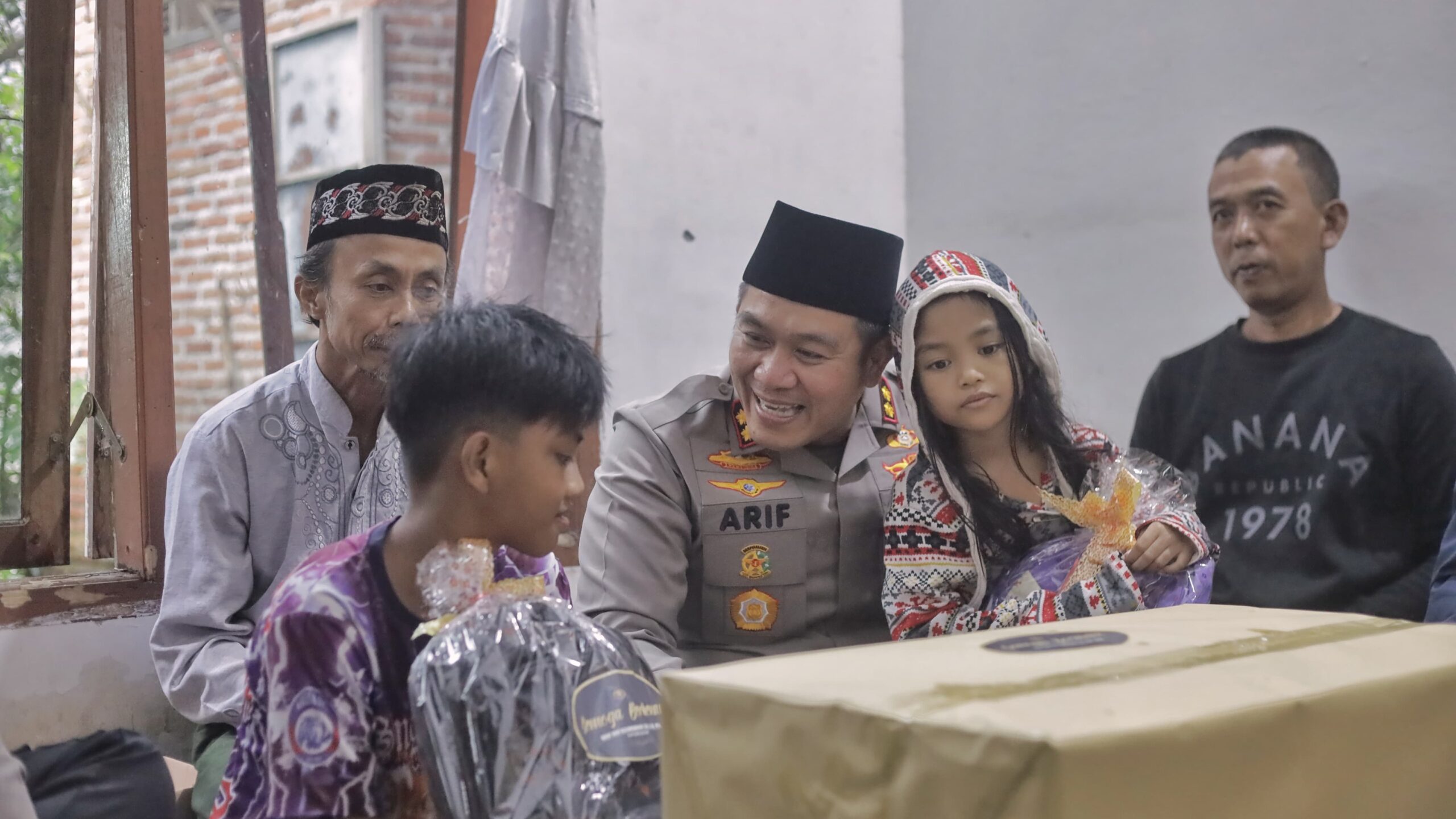 AKBP Arif Fazlurrahman, secara langsung memberikan layanan trauma healing kepada keluarga korban.