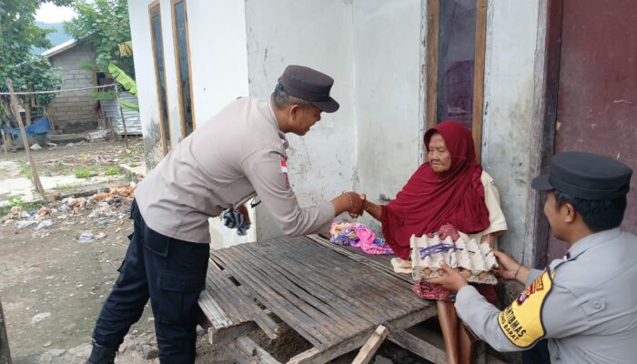 Peduli Lansia, Polsek Sekotong Distribusikan Bantuan di Dusun Ketapang
