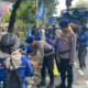 Polisi Bagikan 500 Duz Air Mineral Dan Permen Untuk Massa Buruh Di DPR