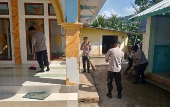 Polri Dekat Masyarakat: Polsek Sekotong Adakan Aksi Sosial di Taman Sejati