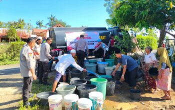 Polres Lombok Barat Salurkan 5.000 Liter Air Bersih, Wujud Kepedulian di Hari Bhayangkara Ke-79