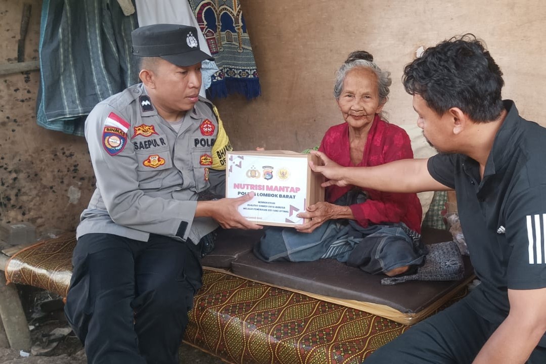 Polsek Sekotong Salurkan Bantuan Nutrisi di Dusun Sayong