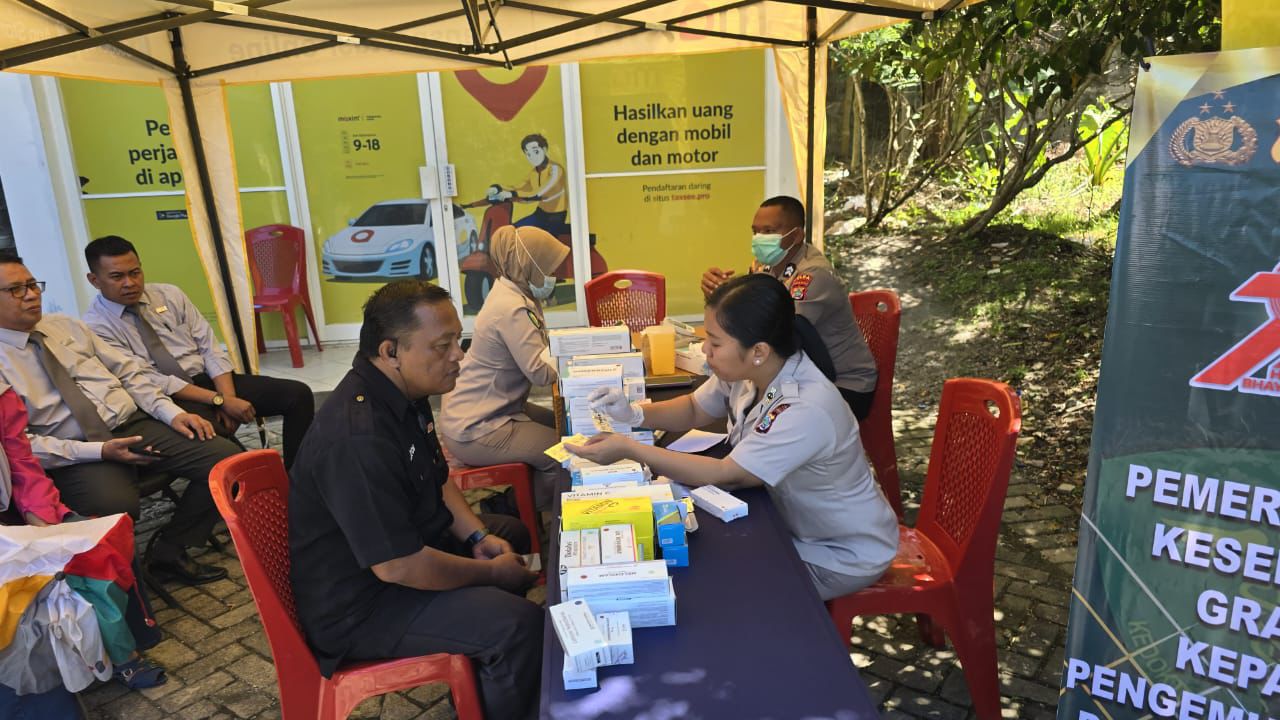 Polda Papua Barat Gelar Pemeriksaan Kesehatan Gratis Bagi Pengemudi Ojek Sambut Hari Bhayangkara ke-79