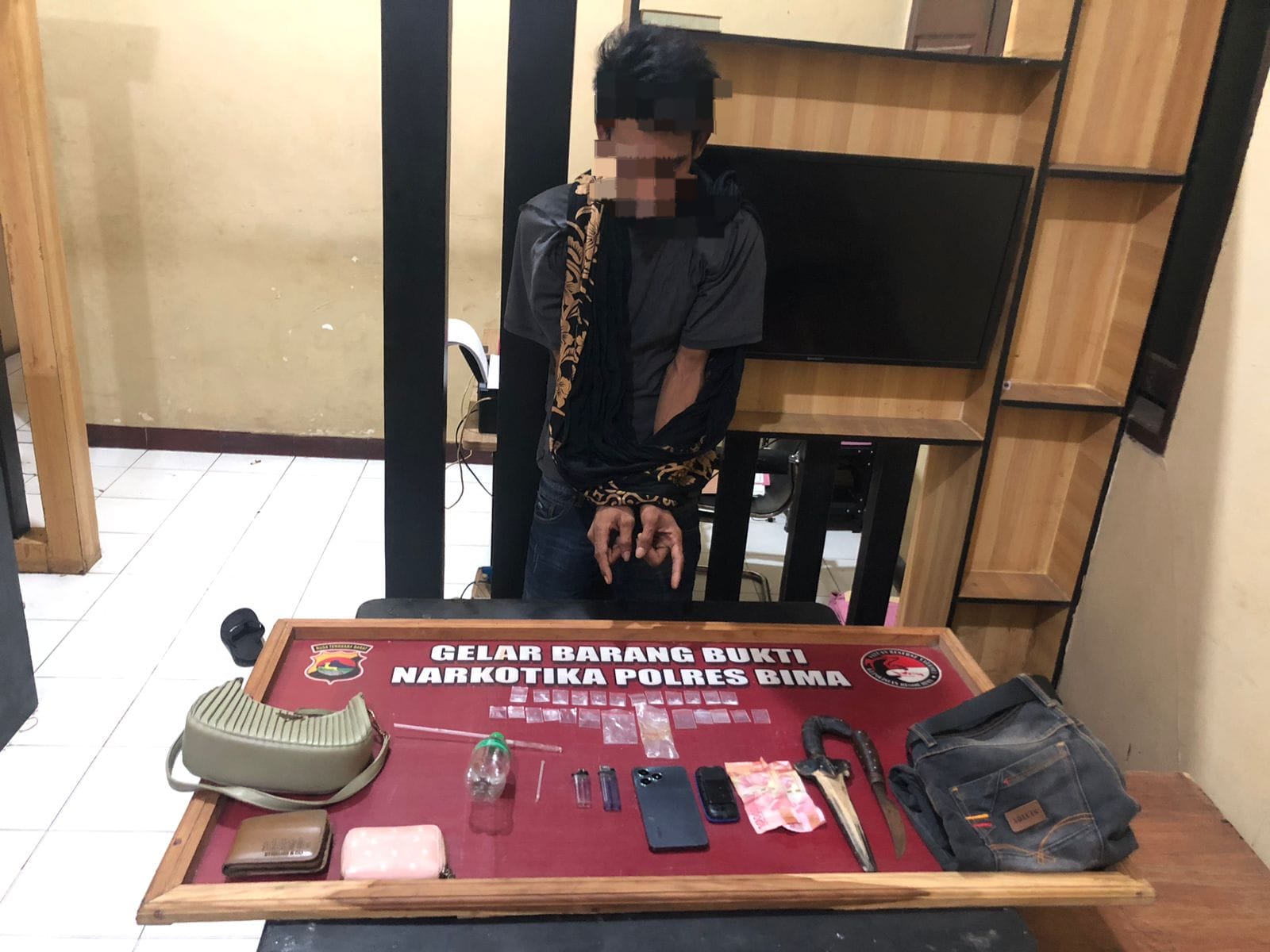 Diduga Edarkan Narkoba Jenis Shabu Pria Asal Desa Tumpu Dibekuk Satreskoba Polres BB 12 Pocket Siap Edar Ikut Diamankan