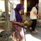 Menyentuh Hati, Polsek Lembar Berikan Alat Bantu Jalan untuk Warga Jakem
