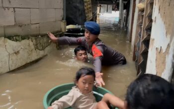 Meski Dengan Ember, Evakuasi Balita di Jaktim Dilakukan Dengan Sigap