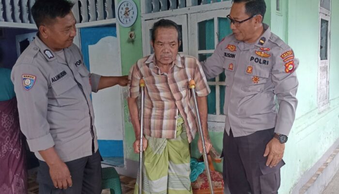 Sentuhan Humanis Polres Lombok Barat, Lansia Lumpuh di Kecamatan Lembar Terima Bantuan