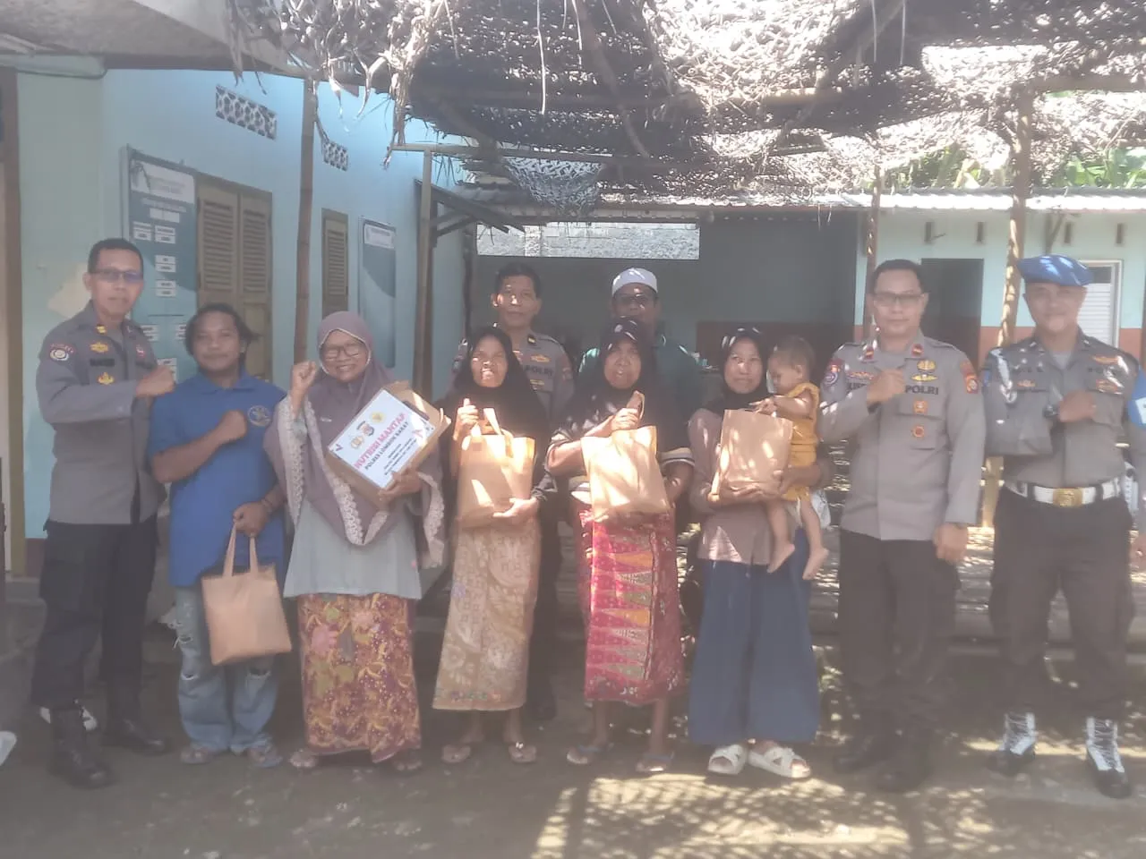 Polri Peduli Gizi: Nutrisi Mantap Hangatkan Hati Warga Labuapi