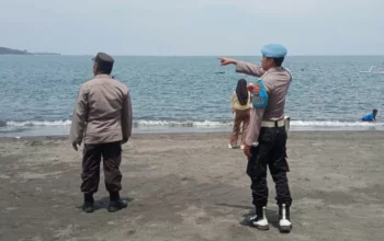 Cuaca Ekstrem Tak Halangi Polisi Kawal Keamanan Pantai Cemare