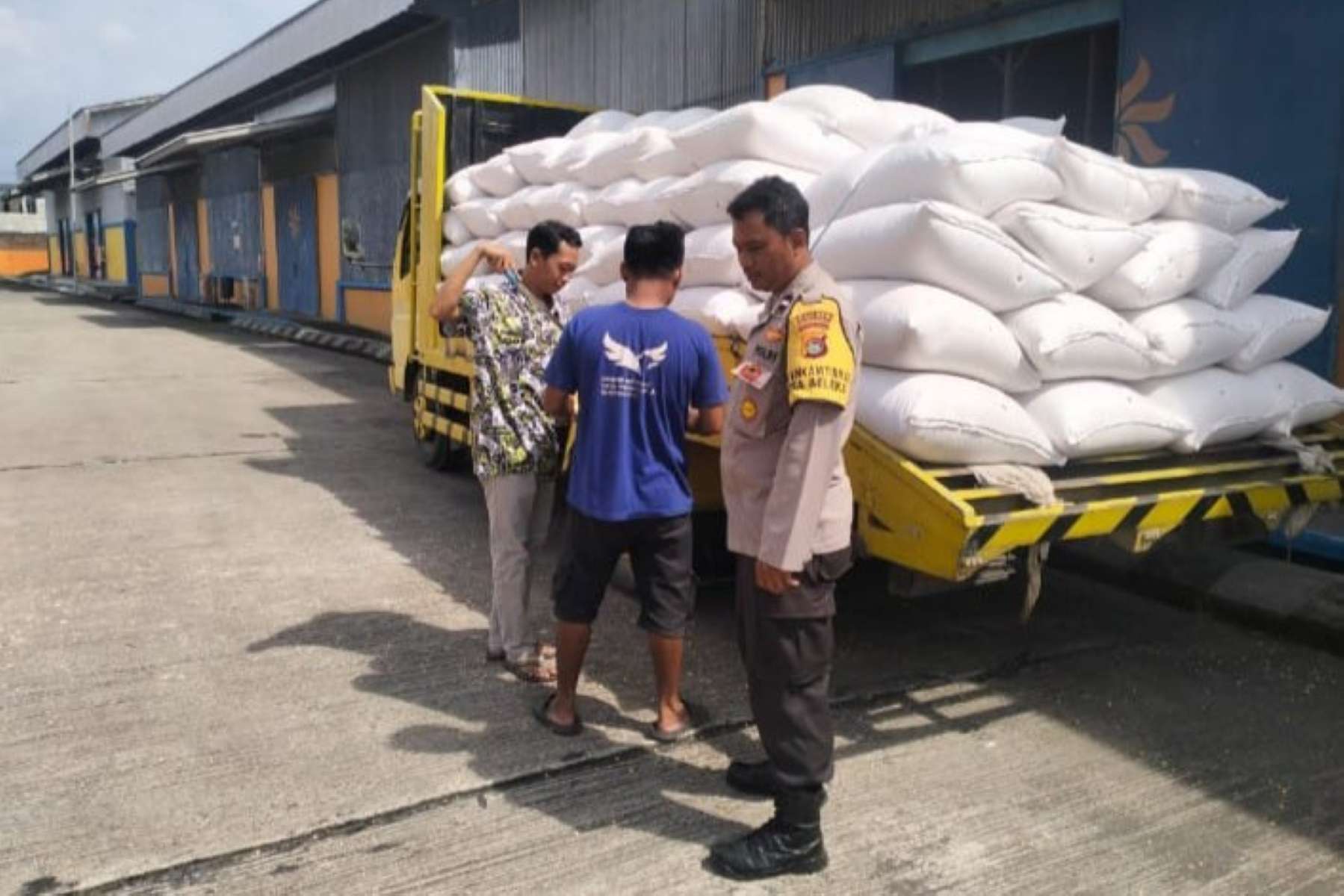 Amankan Stok Pangan, Polsek Gerung Dampingi Distribusi Jagung ke BULOG