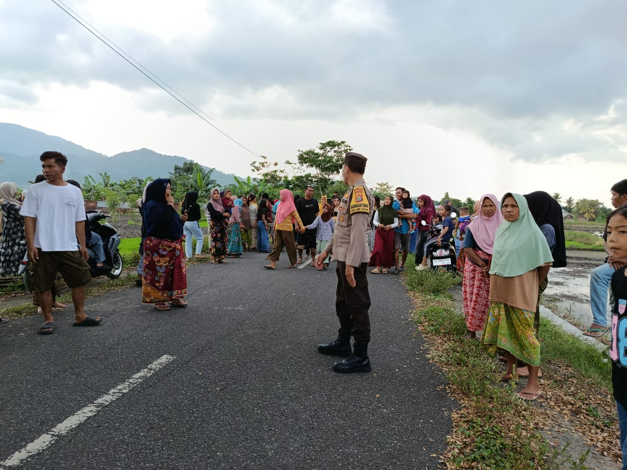Nyongkolan Suku Sasak di Kuripan: Polisi Urai Kepadatan Lalin
