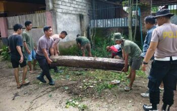 Aksi Polisi, Mahasiswa KKN, dan Warga Sekotong Jaga Lingkungan